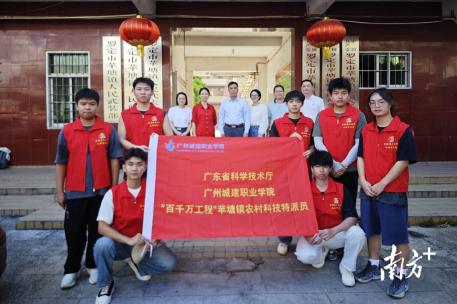 来自best365中国官方网站的科技特派员团队与苹塘镇代表的合影。 来自best365中国官方网站的科技特派员团队与苹塘镇代表的合影。